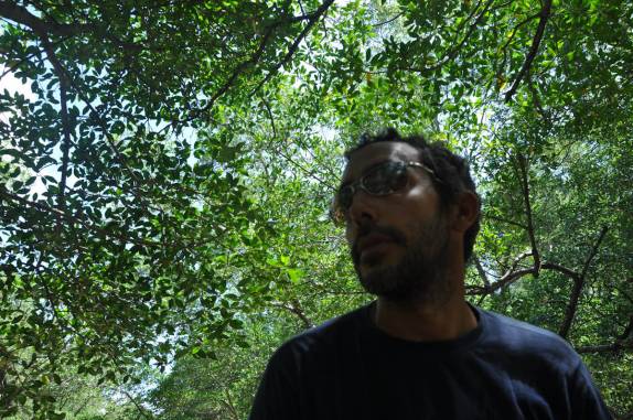 Atravessando igarapé de canoa em direção ao Furo Velho, na região de Algodoal - PA